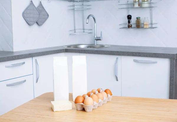 Conjunto Huevos Crudos Frescos Leche Queso Sobre Una Mesa Madera — Foto de Stock