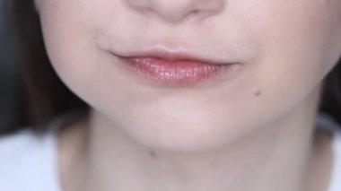 Genç esmer kadının beyaz çubuklarla suşi yediği videoyu kapat. Evde ya da restoranda lezzetli Japon yemekleri.