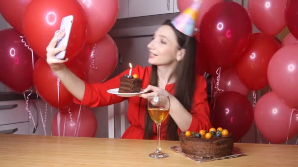 Giovane Blogger Donna Cappello Compleanno Che Parla Con Cellulare Tenendo — Video Stock