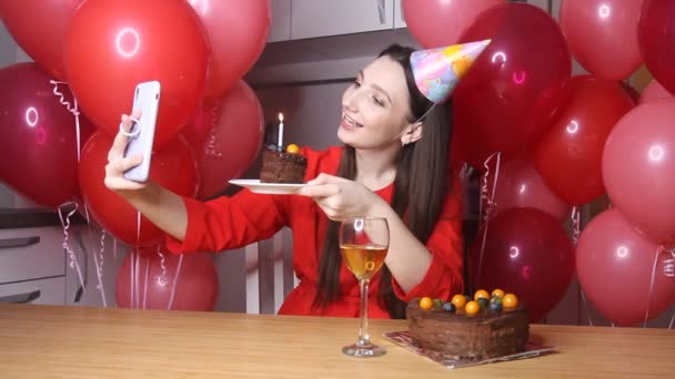 Giovane Blogger Donna Cappello Compleanno Che Parla Con Cellulare Tenendo — Video Stock