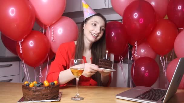 Joven Blogger Sombrero Cumpleaños Hablando Con Portátil Sosteniendo Pedazo Pastel — Vídeo de stock