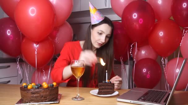 Joven Blogger Sombrero Cumpleaños Hablando Con Portátil Sosteniendo Pedazo Pastel — Vídeo de stock