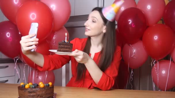 Młoda Blogerka Urodzinowym Kapeluszu Rozmawia Telefonem Komórkowym Trzymając Kawałek Ciasta — Wideo stockowe