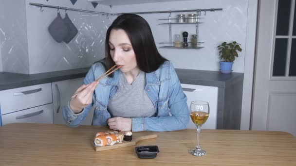Mujer Morena Joven Come Sushi Con Palillos Cocina Blanca Comida — Vídeos de Stock