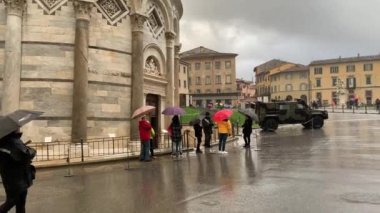 PISA, İtalya - 27 HAZİRAN 2020. Şiddetli yağmurda Eğik Pisa Kulesi. İtalya 'nın istenmeyen, eğimli ve seyahat yeri olarak bilinen ünlü beyaz çan kulesi.