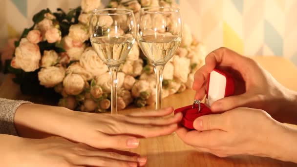 結婚の提案の閉鎖ショット 男は結婚を提案する女性にダイヤモンドリングを与えます 屋内レストランや家 ロマンチックなディナー — ストック動画