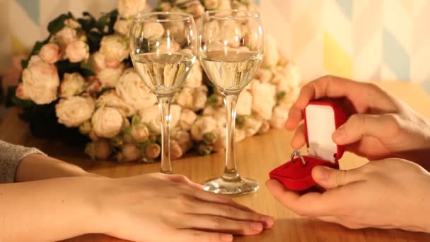 제안을 클로즈업하는 남자는 청혼하는 여자에게 다이아몬드 반지를 식당이나 낭만적 — 비디오
