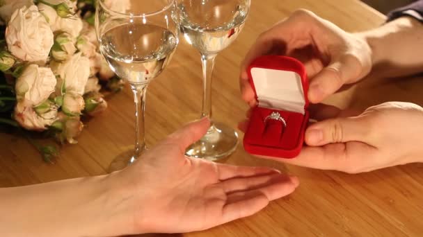 求婚的合影 男人把钻石戒指送给求婚的女人 室内餐馆还是家里 浪漫的晚餐 — 图库视频影像