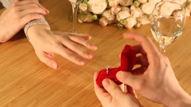 Nahaufnahme Eines Heiratsantrags Mann Schenkt Frau Heiratsantrag Ring Mit Diamant — Stockvideo