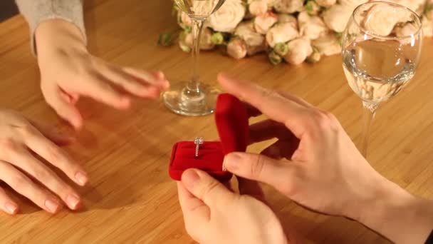 Nahaufnahme Eines Heiratsantrags Mann Schenkt Frau Heiratsantrag Ring Mit Diamant — Stockvideo