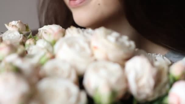Mulher Caucasiana Gosta Seu Buquê Flores Jovem Morena Cheira Rosas — Vídeo de Stock