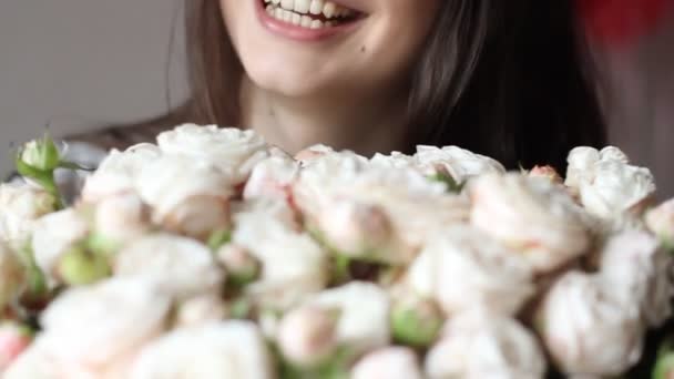 Caucasian Woman Enjoys Her Bouquet Flowers Young Brunette Woman Sniffs — Stock Video