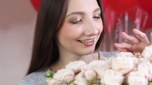 Mulher Caucasiana Gosta Seu Buquê Flores Jovem Morena Cheira Rosas — Vídeo de Stock