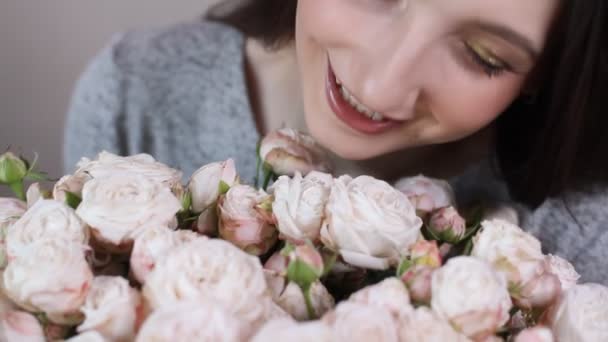 Mujer Caucásica Disfruta Ramo Flores Mujer Morena Joven Huele Rosas — Vídeos de Stock