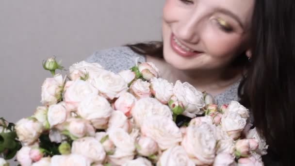 Beyaz Kadın Çiçek Buketinin Tadını Çıkarıyor Genç Esmer Kadın Beyaz — Stok video