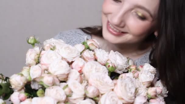 Blanke Vrouw Geniet Van Haar Boeket Bloemen Jonge Brunette Vrouw — Stockvideo