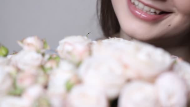 Biała Kobieta Cieszy Się Bukietem Kwiatów Młoda Brunetka Kobieta Wącha — Wideo stockowe