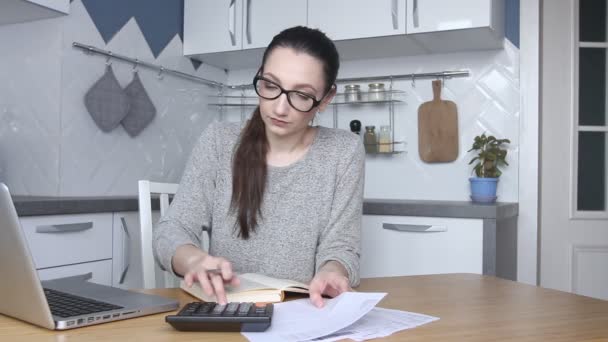 Młoda Kobieta Jest Zestresowana Zdenerwowana Wysokimi Podatkami Rachunkami Lub Stopą — Wideo stockowe