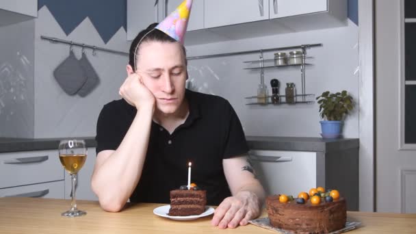 Uomo Triste Con Cappello Festeggia Compleanno Solo Cucina Durante Quarantena — Video Stock