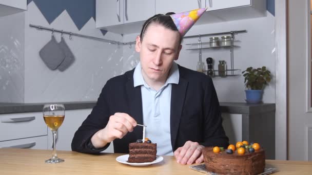 Smutny Biznesmen Urodzinowym Kapeluszu Świętuje Urodziny Samotnie Kuchni Podczas Kwarantanny — Wideo stockowe