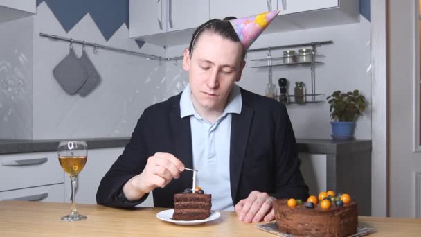 Triste Hombre Negocios Sombrero Cumpleaños Celebra Cumpleaños Solo Cocina Durante — Vídeo de stock