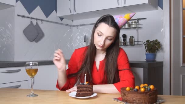 Mujer Joven Triste Sombrero Cumpleaños Celebra Cumpleaños Solo Cocina Durante — Vídeo de stock