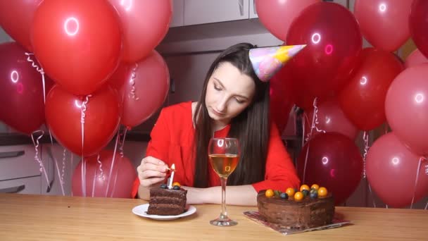 Smutna Młoda Kobieta Urodzinowym Kapeluszu Świętuje Urodziny Samotnie Kuchni Podczas — Wideo stockowe
