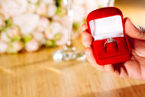 Primer Plano Propuesta Matrimonio Hombre Anillo Con Diamante Mujer Proponiendo — Foto de Stock