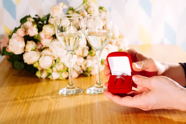 求婚的合影 男人把钻石戒指送给求婚的女人 室内餐馆还是家里 浪漫的晚餐 — 图库照片