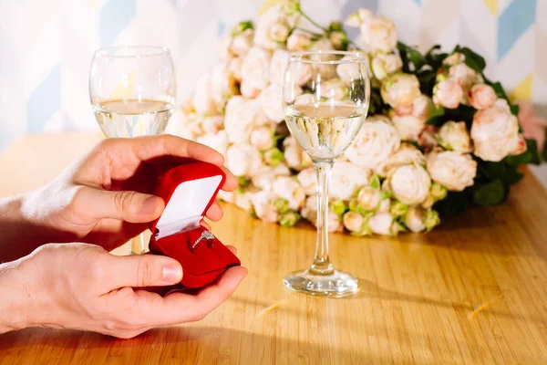 Tiro Perto Proposta Casamento Homem Anel Com Diamante Para Mulher — Fotografia de Stock