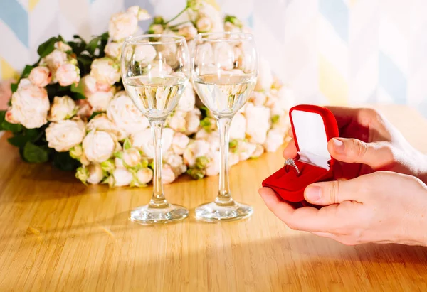 Tiro Perto Proposta Casamento Homem Anel Com Diamante Para Mulher — Fotografia de Stock