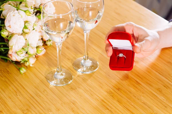 Primer Plano Propuesta Matrimonio Hombre Anillo Con Diamante Mujer Proponiendo — Foto de Stock