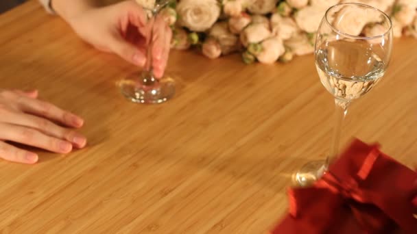 Hombre Una Caja Regalo Roja Con Cinta Mujer Restaurante Interior — Vídeos de Stock