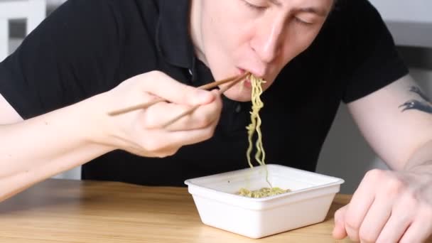 Uomo Adulto Affamato Mangia Spaghetti Istantanei Con Bacchette Casa Concetto — Video Stock
