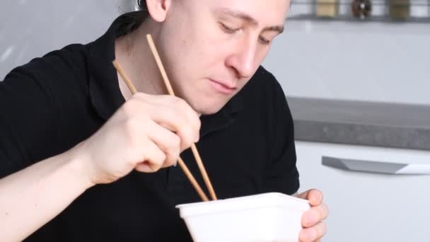 Homme Adulte Affamé Mange Nouilles Instantanées Avec Des Baguettes Maison — Video