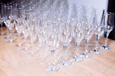 Resepsiyon masasında bir sürü boş bardak var. Bardakları kapatın ve düğün veya etkinlik için hazır olun.