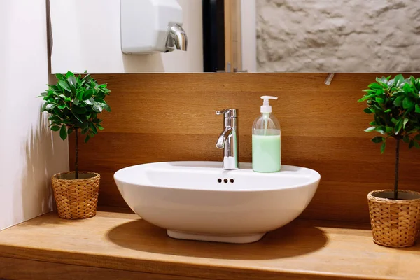 Modern Bathroom Interior Details Close Wash Basin Liquid Soap Modern — Stock Photo, Image