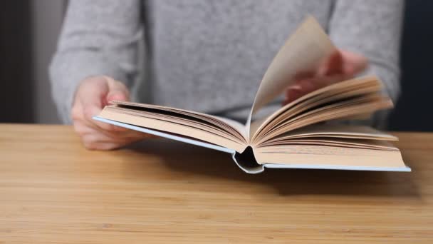 Jovem Mulher Ler Livro Sala Estar Virar Página Aprender Estudar — Vídeo de Stock