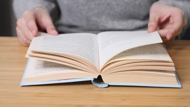 Mujer Joven Leyendo Libro Sala Estar Pasando Página Aprendiendo Estudiando — Vídeos de Stock