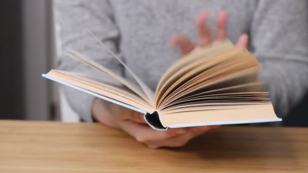 Jovem Mulher Ler Livro Sala Estar Virar Página Aprender Estudar — Vídeo de Stock