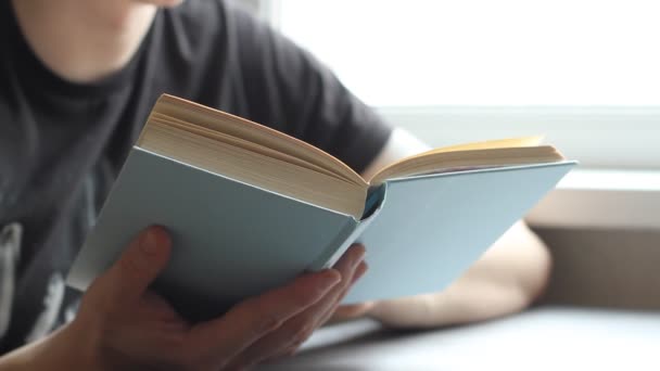 Mujer Joven Leyendo Libro Sala Estar Pasando Página Aprendiendo Estudiando — Vídeos de Stock