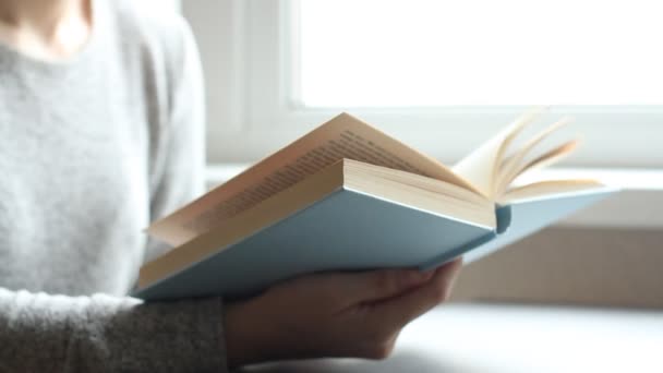 Jovem Mulher Ler Livro Sala Estar Virar Página Aprender Estudar — Vídeo de Stock