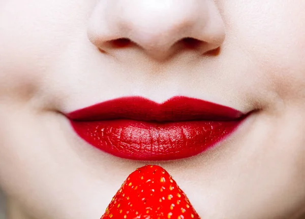 赤い口紅と新鮮なイチゴとコーカサスの女性の唇のマクロを閉じます 食の楽しさ健康的な食のコンセプト — ストック写真
