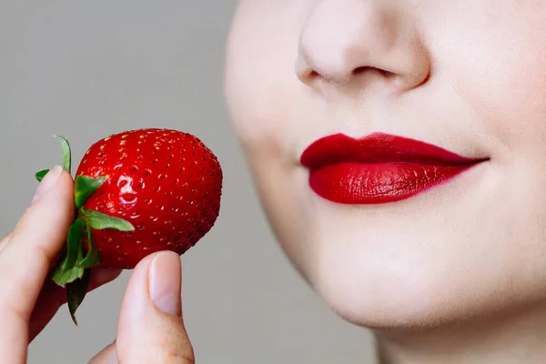 Macro Gros Plan Des Lèvres Femme Caucasienne Avec Rouge Lèvres — Photo