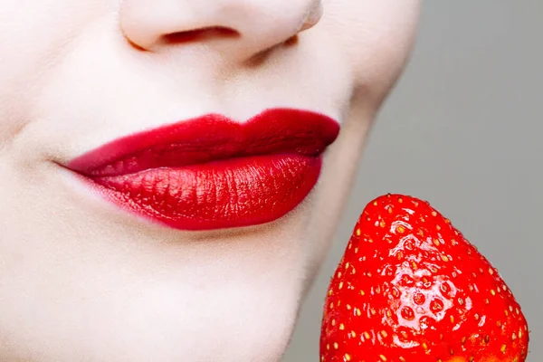 巨无霸用红色口红和新鲜草莓紧紧地捂住了高加索女人的嘴唇 食物快乐 健康食物概念 — 图库照片
