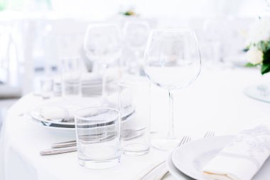 Düğün ziyafeti. Düğün resepsiyonu için masa hazır.