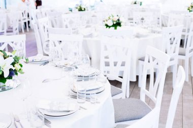 Düğün ziyafeti. Düğün resepsiyonu için masa hazır.