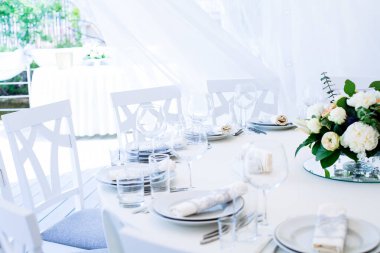 Düğün ziyafeti. Düğün resepsiyonu için masa hazır.