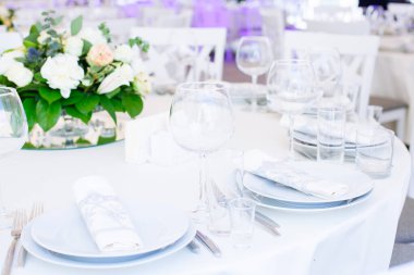 Düğün ziyafeti. Düğün resepsiyonu için masa hazır.