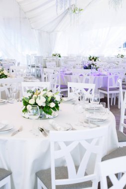 Düğün ziyafeti. Düğün resepsiyonu için masa hazır.